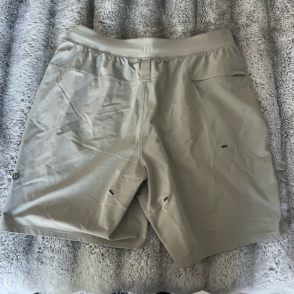 Lululemon License to Train Shorts 7 in - Picture 2 of 2